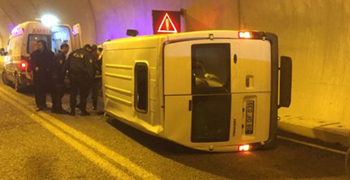 Polis minibüsü devrildi: 4 yaralı