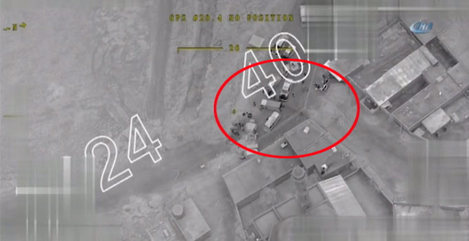 Son dakika! Afrin'de siviller teröristlerin engellerini kazma kürekle aştı