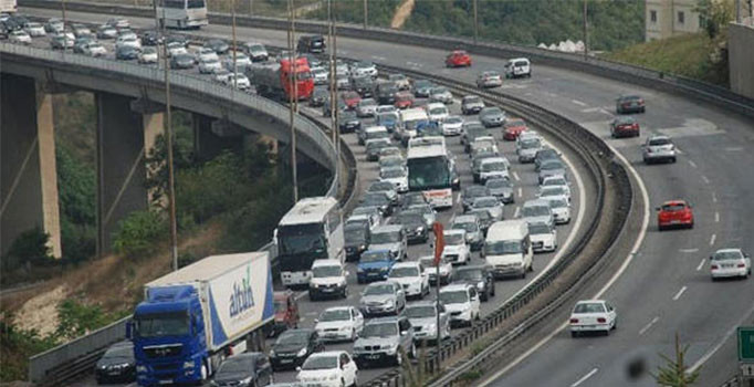 İstanbul TEM'de kazalar nedeniyle yollar kilitlendi