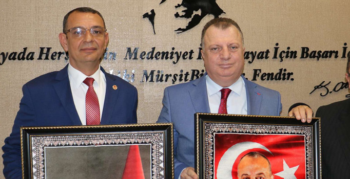 Somalı Muhtarlardan Portre Jesti