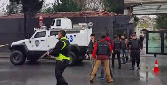 Son dakika: Bayrampaşa'da iki kadın terörist Çevik Kuvvet'e el bombası attı