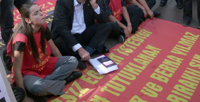 Bayrampaşa'da çevik kuvvete saldıran terörist Berna Yılmaz'a CHP desteği