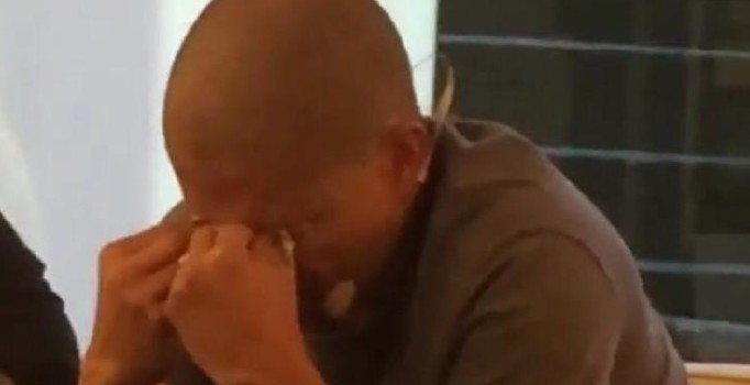 Alex de Souza gözyaşlarını tutamadı