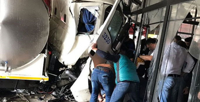 Çanakkale'de feci kaza! Süt tankeri kafeye girdi