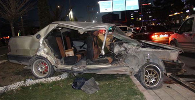 Arabayı bu hale getirdi yaralı arkadaşını bırakıp kaçtı