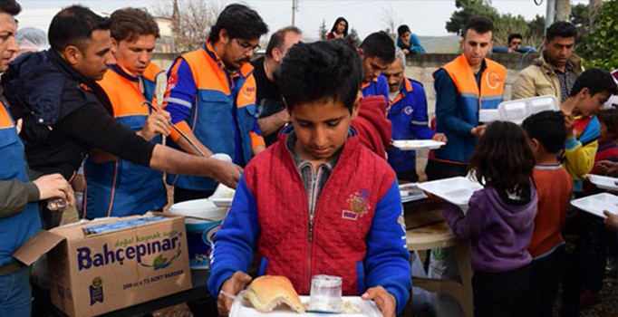 Terörden arındırılan Mahmudiye'deki sivillere yardım eli