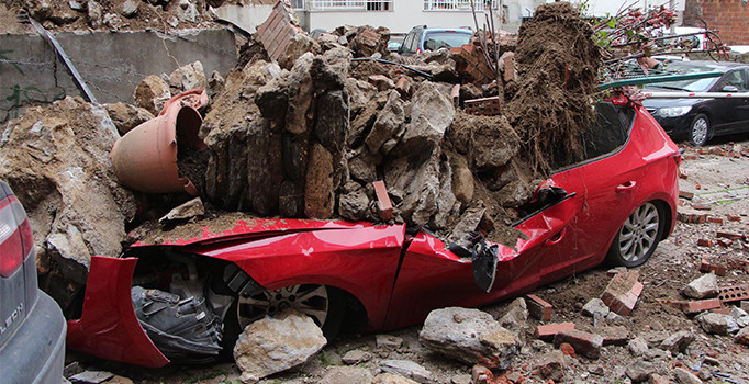 Beşiktaş'ta istinat duvarı çöktü; 2 katlı bina boşaltıldı