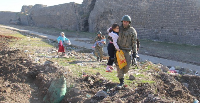 Diyarbakır'ın Sur ilçesinden 11 kişi tahliye edildi