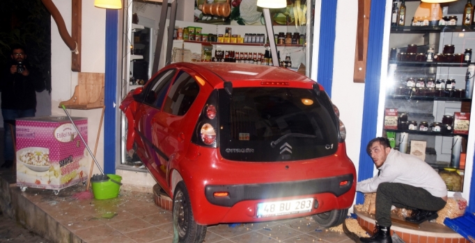 Bodrum'da faciaya ramak kaldı! Hızını alamadı markete daldı