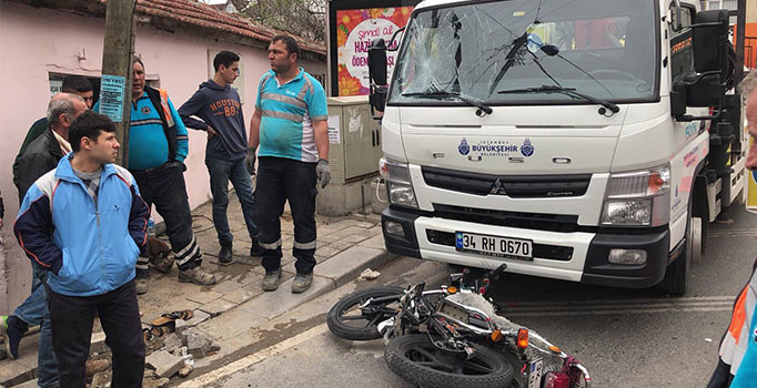 Sultanbeyli'de kaza: Önce motosiklete ardından kamyona çarptı