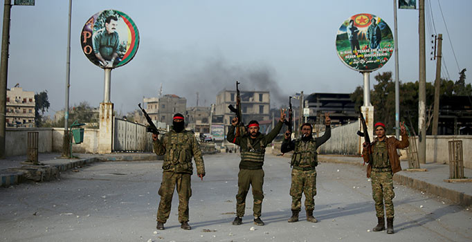 TSK ve ÖSO'nun temizlediği Afrin’de Öcalan posterleri parçalandı