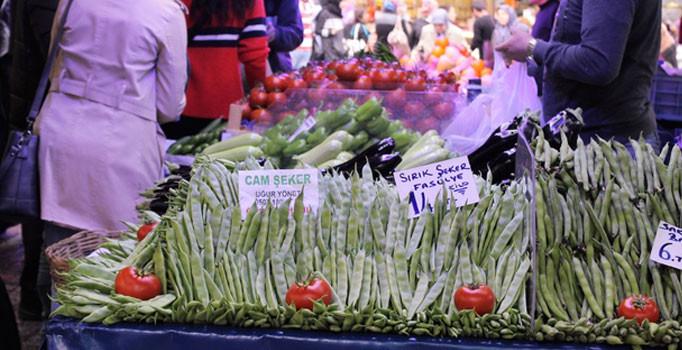 Taze fasulye ve sivri biber etle yarışıyor, vatandaş gramla alıyor