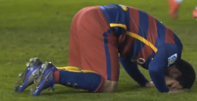 Arda Turan Barcelona’da ilk golünü attı, secdeye yattı - Video