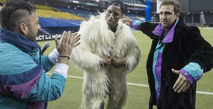 Galatasaray'ın eski yıldızı Didier Drogba'nın giydiği beyaz kürk olay oldu