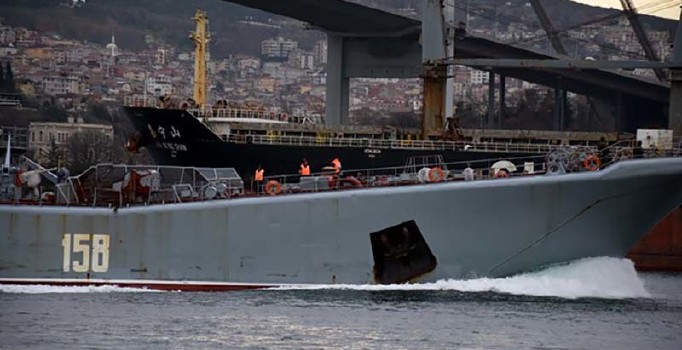 Rus savaş gemisi Caesar Kunikov İstanbul Boğazı'ndan geçti