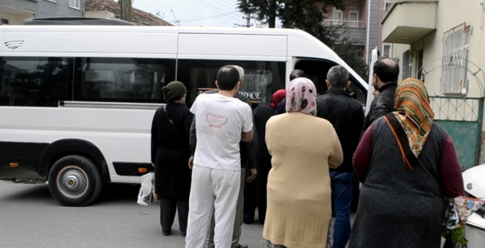 Okul servisinde unutulan çocuğun yardım çığlığına vatandaşlar yetişti