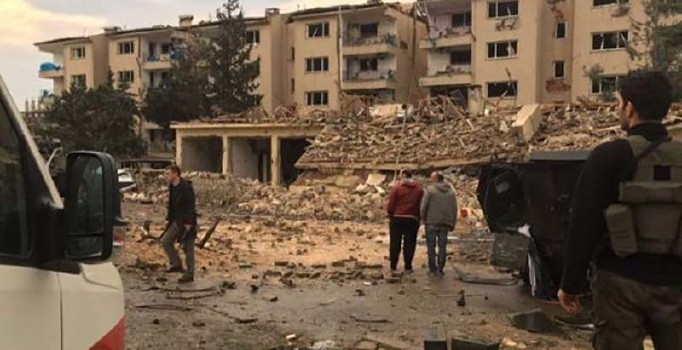 Nusaybin'de  bomba yüklü araçla saldırı: 2 polis şehit oldu