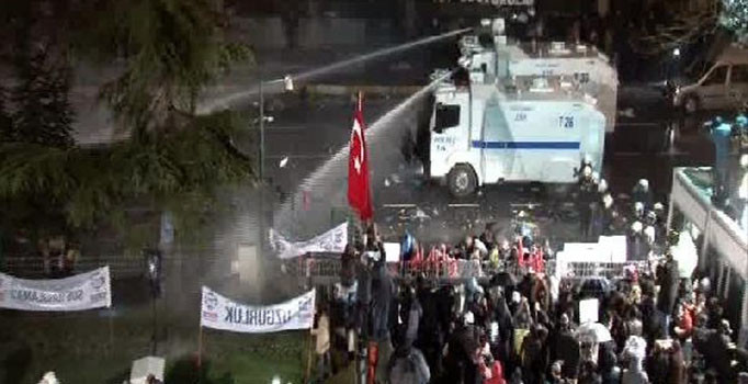 Zaman Gazetesi önünde bekleyen kalabalık dağıtıldı, Zaman'a girildi