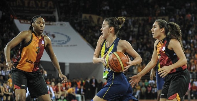 Türkiye Kupası finalinde Fenerbahçe, Galatasaray'ı 69-61 yenerek kupanın sahibi oldu