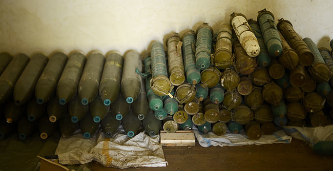 Teröristler Afrin'de bırakıp kaçtığı cephaneliği, ÖSO buldu