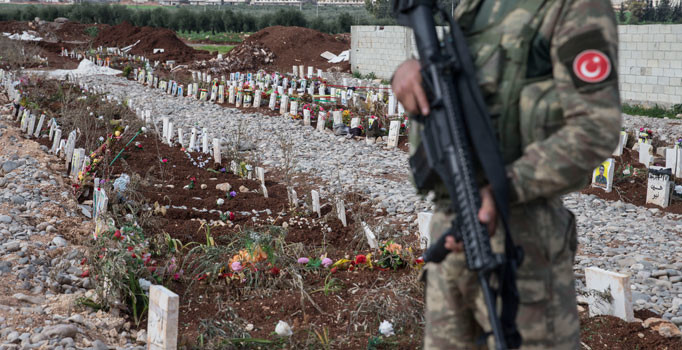 Afrin'de yüzlerce teröristin gömüldüğü mezarlık bulundu