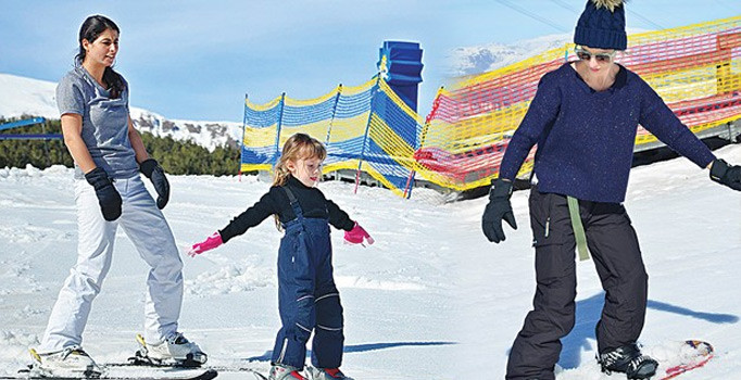 Kızıyla kayak dersi aldı