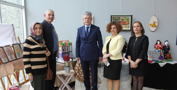 Huzurevi sakinlerinin yaptığı el sanatları sergisi açıldı