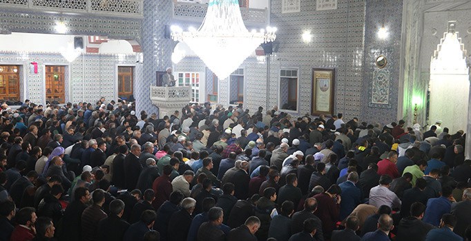 Regaip Kandili'nde eller duaya açıldı