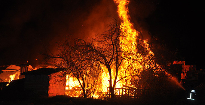Bursa'da palet deposunda yangın