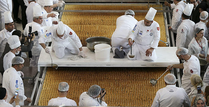 Dünyanın en büyük baklavası Ankara'da yapıldı: Tam 515 kilo