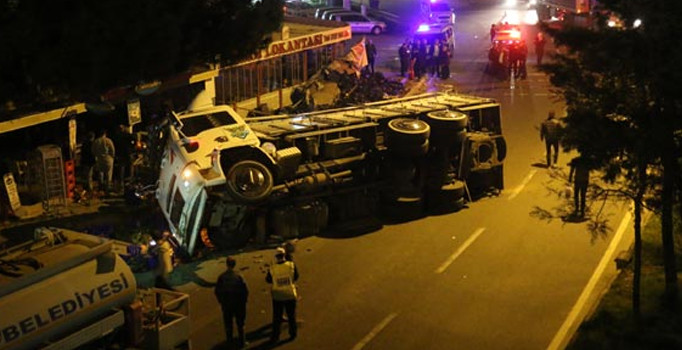 Polisten kaçan kamyon sürücüsü kaza yaptı