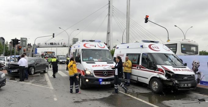 Kocaeli'de ambulans ile otomobil çarpıştı: 3 yaralı