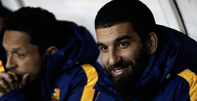 Arda Turan'ın posteri Milano'da Doumo Katedrali'nin duvarına asıldı