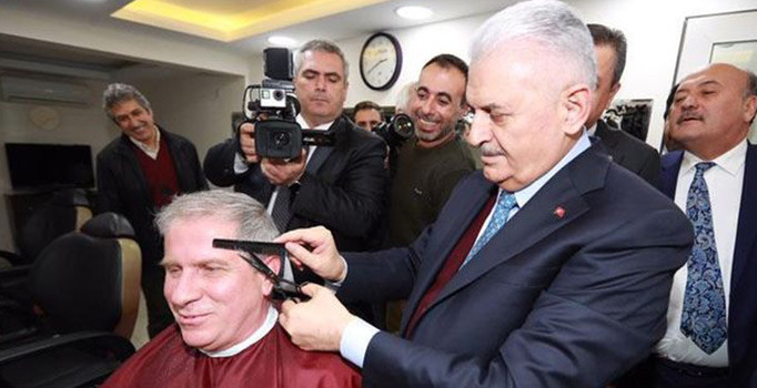 Başbakan Yıldırım berberde bir vatandaşı tıraş etti