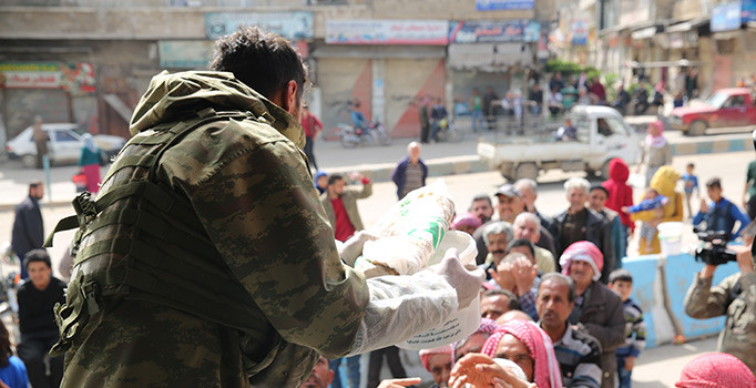 Mehmetçik Afrin'de halka sıcak yemek dağıttı