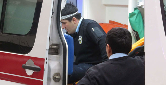 Kadıköy'de polise kürekli saldırı: 4 yaralı