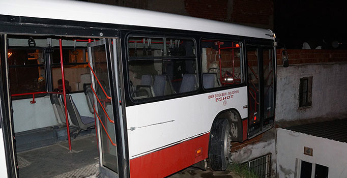 Belediye personelini taşıyan otobüs eve girdi: 3 yaralı