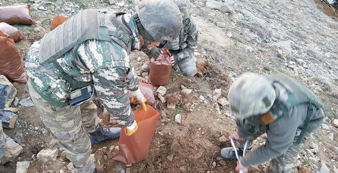 2200 rakımlı tepelere havadan indirildiler: PKK'nın patlayıcıları böyle imha edildi