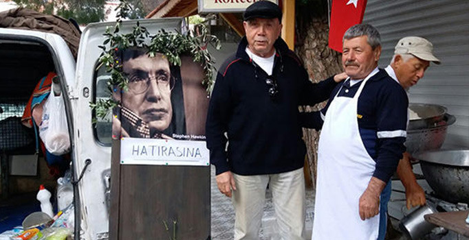 İzmir'de Stephen Hawking için lokma döküldü