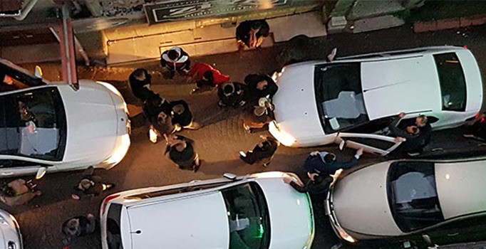 İzmit'te iki gurup birbirine girdi! Vatandaşlar zor ayırdı