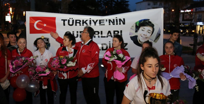 Dünya 2. si kızlara çoşkulu karşılama