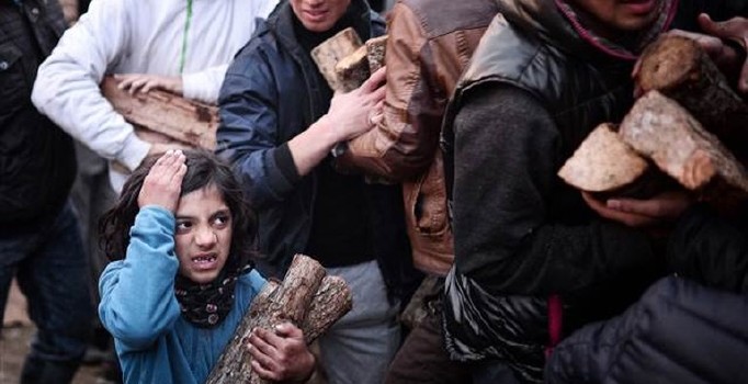 Makedonya sınırında mültecilerin odun izdihamı