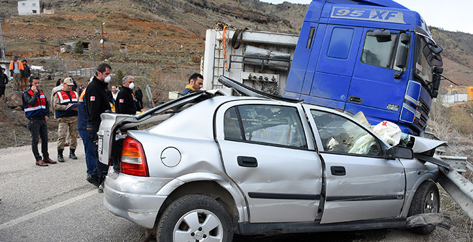 Gümüşhane'de tır ile otomobil çarpıştı: 3 ölü, 1 yaralı