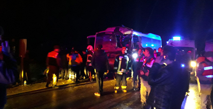 Manisa'da yolcu minibüsü beton mikserine çarptı: 20 yaralı