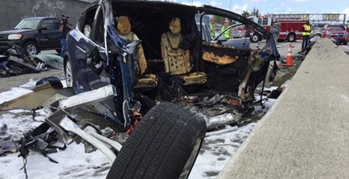 Tesla'nın Model X aracı, kaza yaptıktan sonra bomba gibi patladı