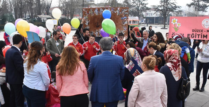 Bakan Ay'dan farkındalığa destek