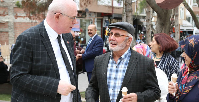 Çaylar Kazım Kurt’tan, sohbet vatandaştan