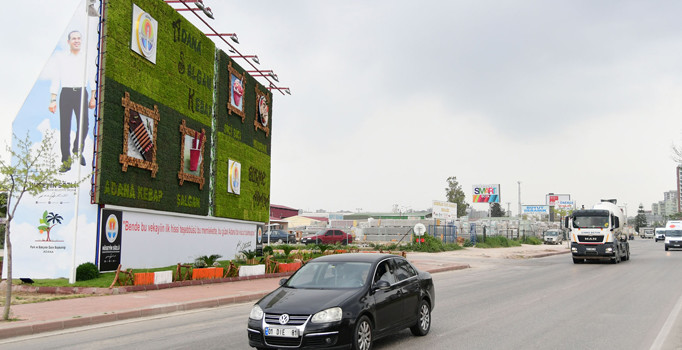 Adana’nın eşsiz lezzetleri dev dikey bahçede