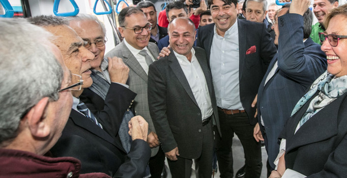 Konak Tramvayı yolculu seferlere başladı