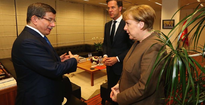 AB-Türkiye mülteci zirvesi Brüksel'de başladı